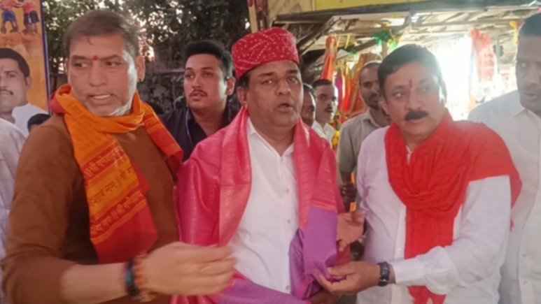गणपति विसर्जन पर प्रसाद वितरण जनशक्ति फाउंडेशन के अध्यक्ष जयशंकर सिंह, कार्य सम्राट विधायक मुरजी पटेल ( काका ), ब्राह्मण सेवा संघ के अध्यक्ष इंद्रसेन उपाध्याय जी